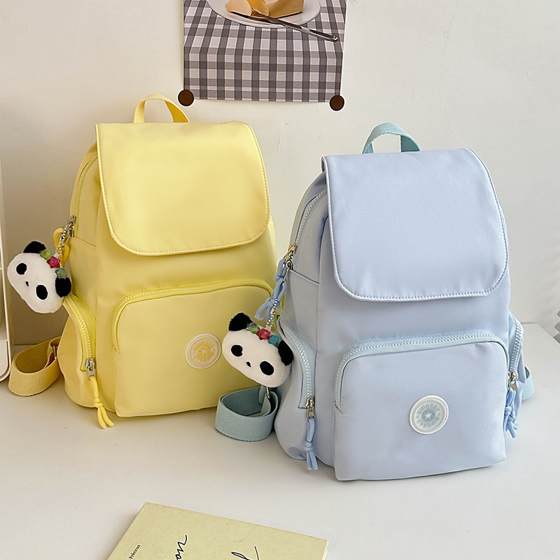 A new high-appearation-level backpack with a large capacity for casual use, a lightweight and lightweight schoolbag for primary school students, and a children's travel and study tour full figure