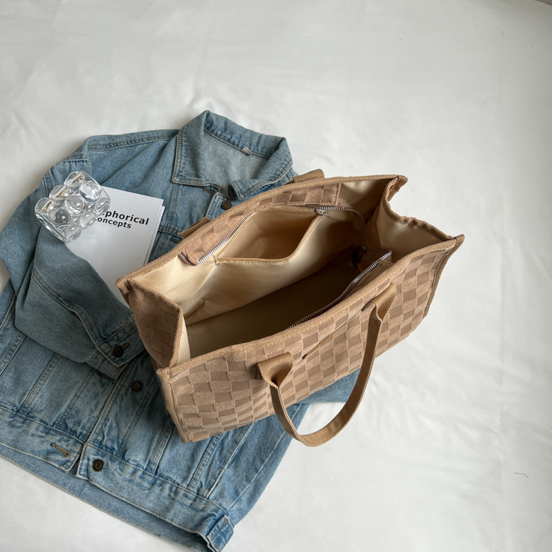Large-capacity bag, new autumn/winter 2024 casual single-shoulder canvas bag, women's bag, work commuting bag, Tote mommy bag Application Scenario