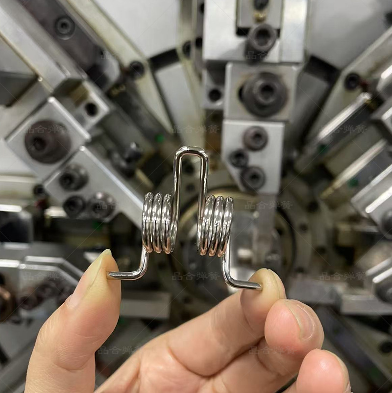 Double torsion springs with a high carbon steel wire diameter of 2.5, with dimensions of 2.5*16.5*38, are in stock and available for quick delivery of display torsion springs details Picture