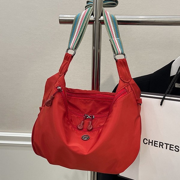This single-shoulder bag is fashionable, versatile, lightweight and has a high level of appearance. It is a simple, elegant, casual and multi-functional trendy backpack for women full figure