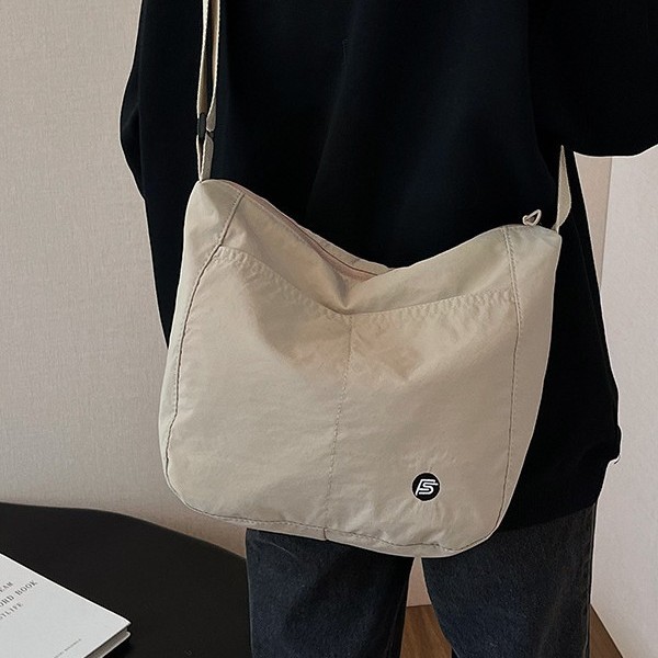 The 2024 new Korean-style baguette bag, a fashionable single-shoulder crossbody bag, is versatile and has a large capacity for students Specification drawing