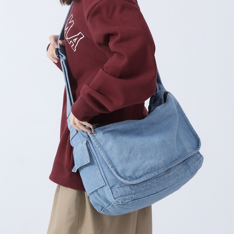New washed denim bags for Spring 2023, retro Korean version postman bag for women, single-shoulder bag for college students attending classes full figure