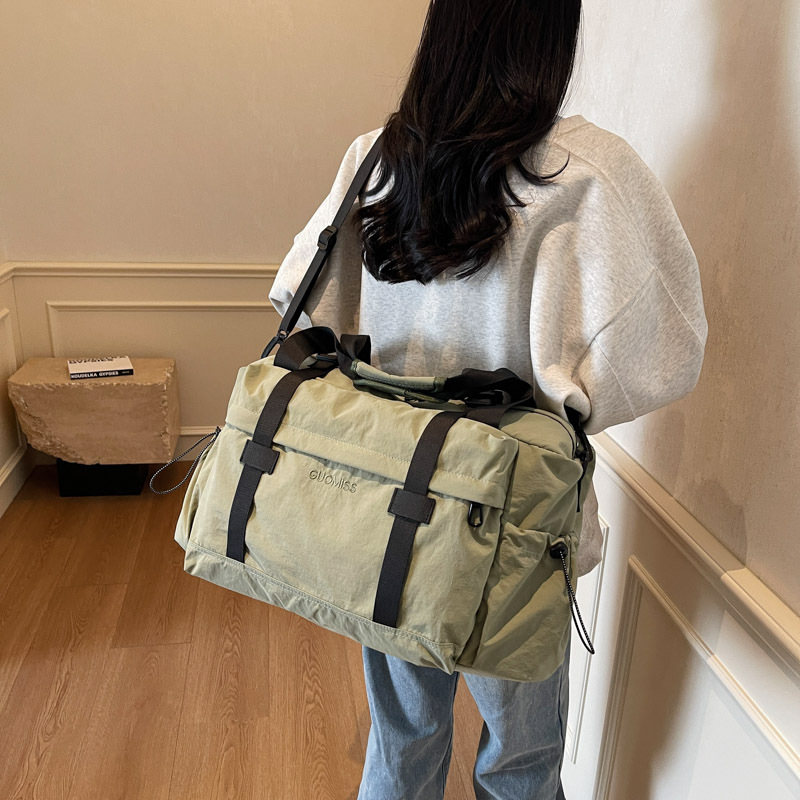 New large-capacity sports and fitness bag with dry and wet separation, lightweight and casual yoga training bag, simple canvas travel bag Application Scenario