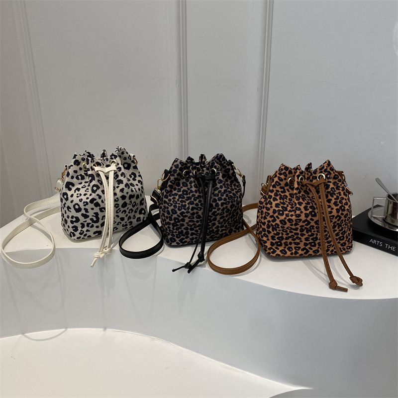 A niche design leopard print drawstring bucket bag crossbody bag for women, a new 2024 trendy and versatile hand-held pleated single-shoulder bag Application Scenario