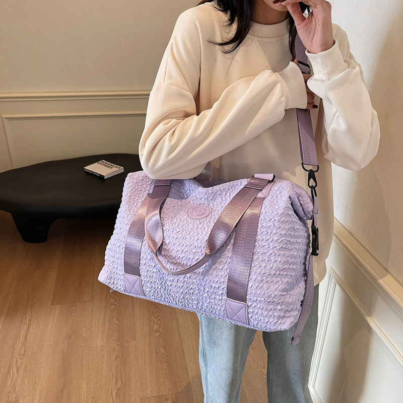 New stylish and lightweight Korean-style travel bag, simple and large-capacity crossbody storage bag, men's and women's outdoor hand-held sports bag Application Scenario