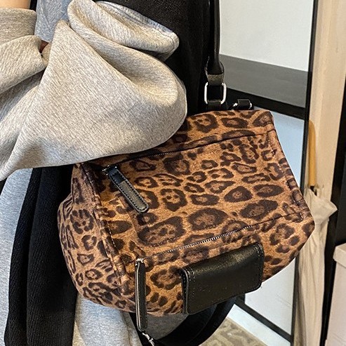A retro single-shoulder underarm bag that can be carried diagonally, a large-capacity tote bag, and a new leopard print fashionable handbag details Picture