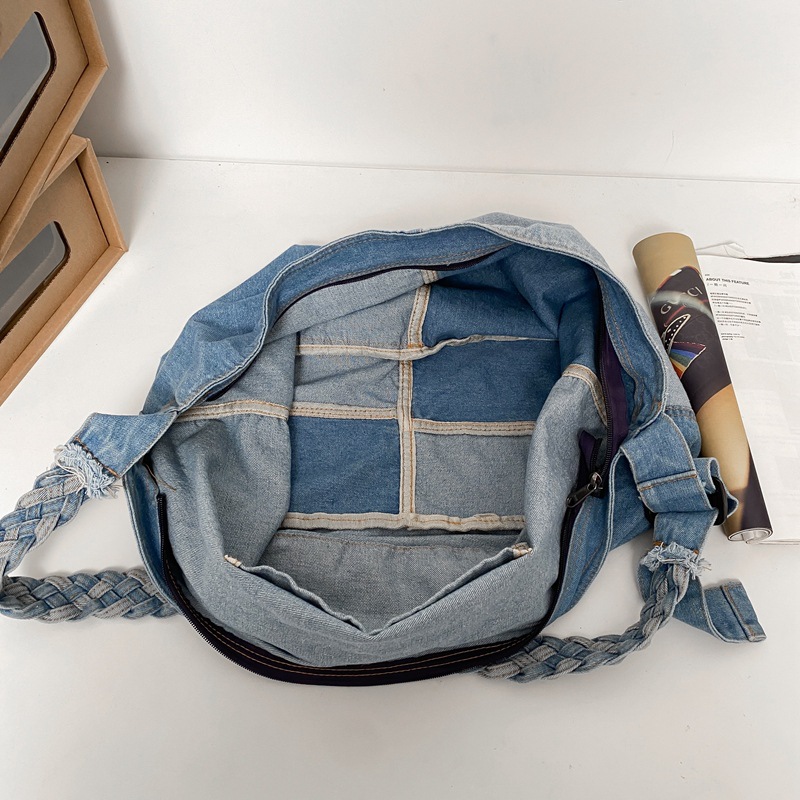 Washed denim canvas crossbody bag for women, retro, artistic and laid-back style, large-capacity color-blocked tote bag, casual student bag Application Scenario