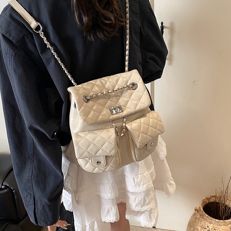 Diamond-shaped embroidered thread women's large-capacity backpack 2025 new style, versatile chain backpack, high-end retro schoolbag Application Scenario