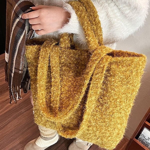 New autumn and winter fashion plush bags, super soft and cute bags, versatile shoulder bags, large-capacity tote bags Application Scenario