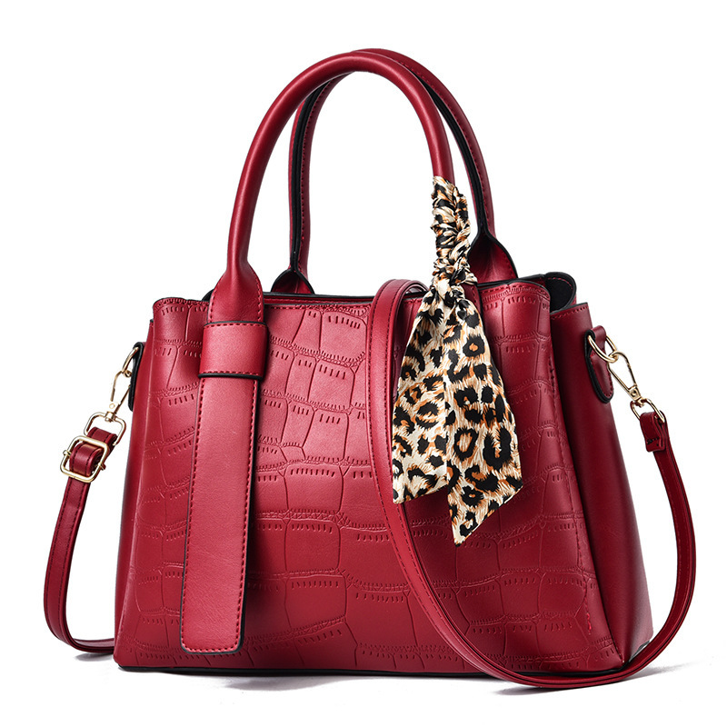 2022 New Korean version crocodile pattern women's handbag, simple single-shoulder crossbody bag for foreign trade Application Scenario
