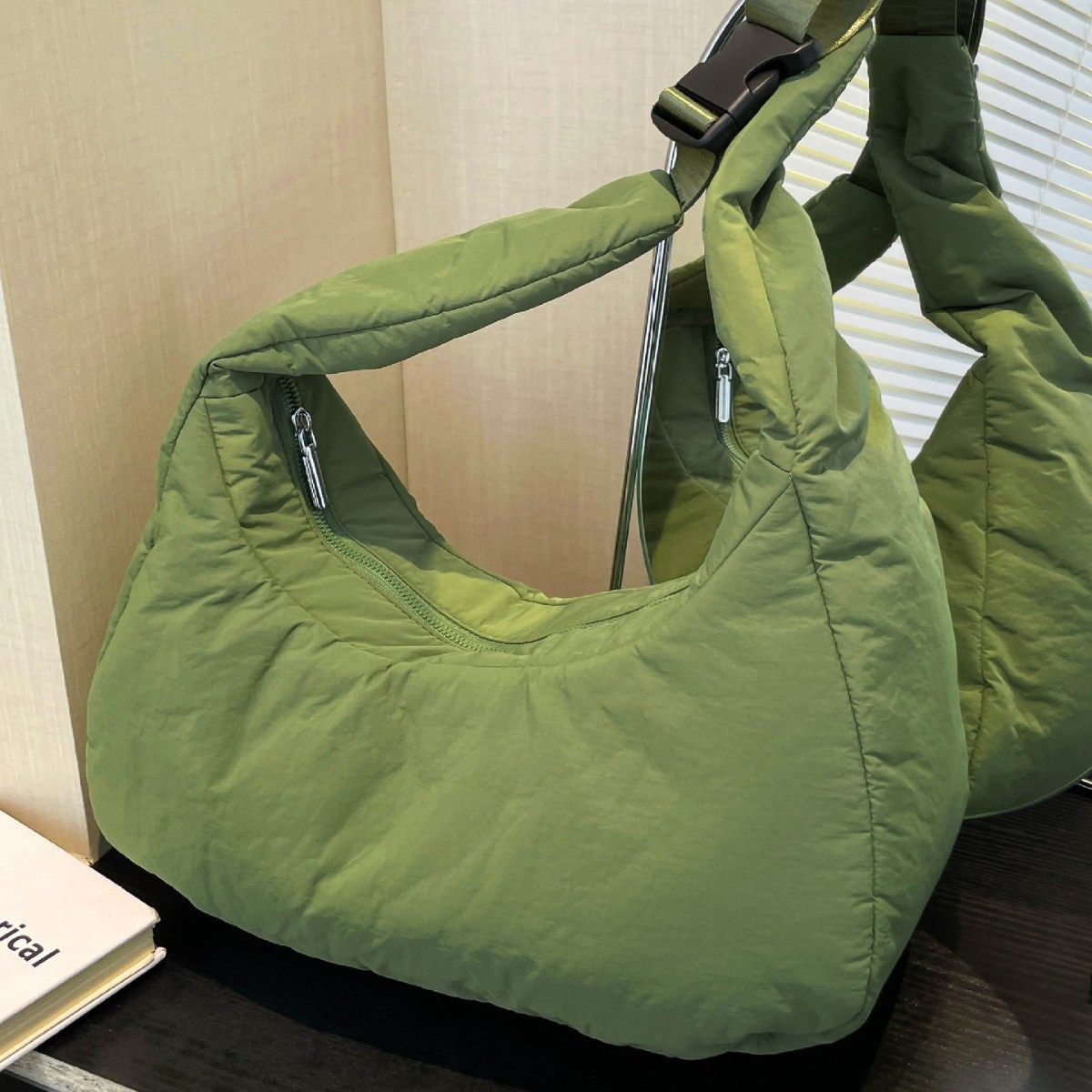 Large-capacity 2024 new sponge bag, soft and sticky single-shoulder tote bag, versatile and retro crossbody bag for women Application Scenario