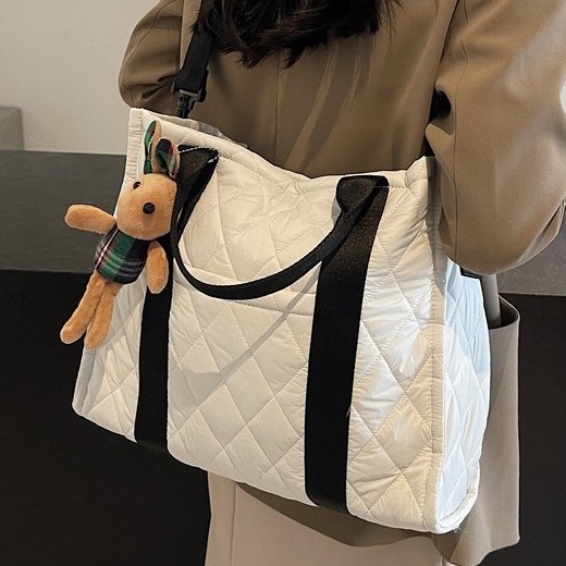 Korean autumn and winter new versatile embroidered cotton jacket bag 2024 Texture Little Chanel style contrasting color diamond-shaped hand-held shoulder bag Application Scenario