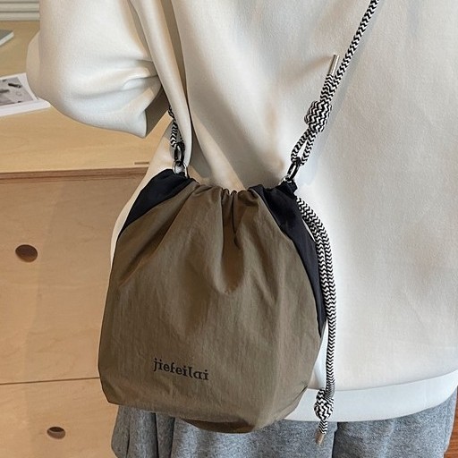 The 2025 new stylish and versatile drawstring drawstring crossbody bag is a simple and individual single-shoulder women's bag with contrasting colors and a lightweight handbag Specification drawing