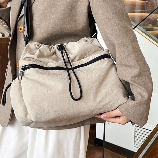 A new, stylish, large-capacity, soft, lightweight and versatile single-shoulder, underarm drawstring, pleated and crossbody women's bag Application Scenario