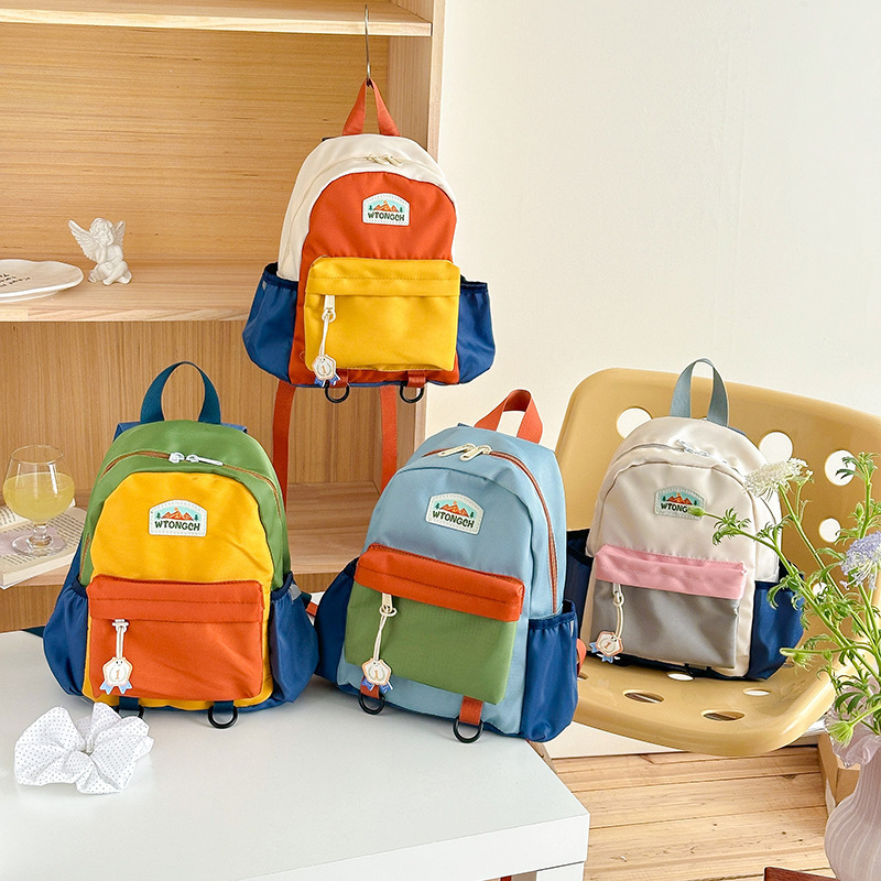 New color-blocking children's backpacks, cute kindergarten schoolbags, casual and lightweight travel backpacks for boys and girls full figure