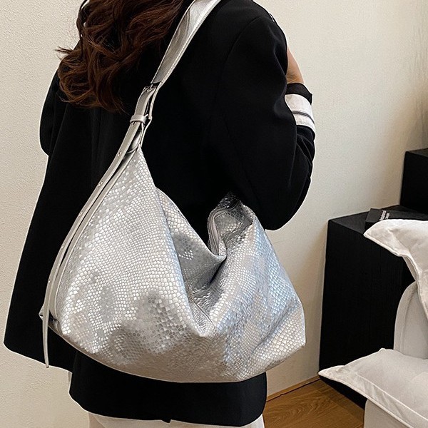 This year, the "Little Chanel Style sequined handbag" is in vogue. It's a new cross-border Korean fashion and laid-back single-shoulder crossbody bag for 2025 full figure