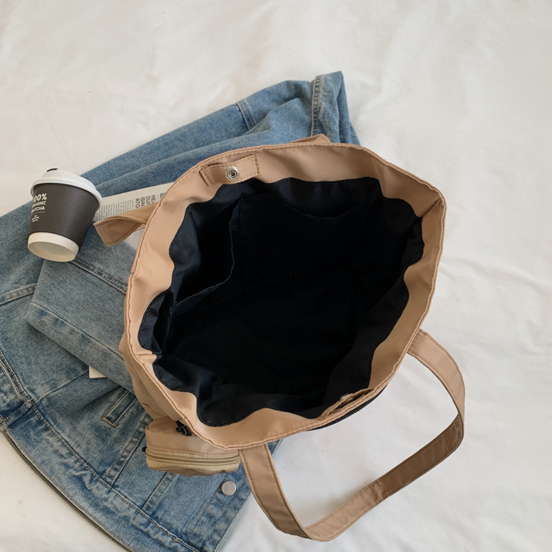 Korean retro and artistic style single-shoulder bag, large-capacity hand-held single-shoulder commuter bag, fashionable and casual tote bag for women Application Scenario