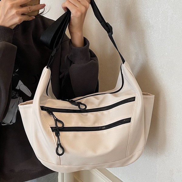 New large-capacity commuter single-shoulder bag, versatile class tote bag, lightweight and fashionable multi-pocket crossbody bag, school-style bag full figure