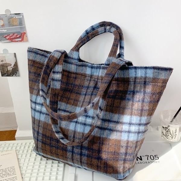 New simple and large-capacity hand-held tote bag, versatile commuting shoulder bag, checkered woolen fabric versatile bag for autumn and winter Specification drawing