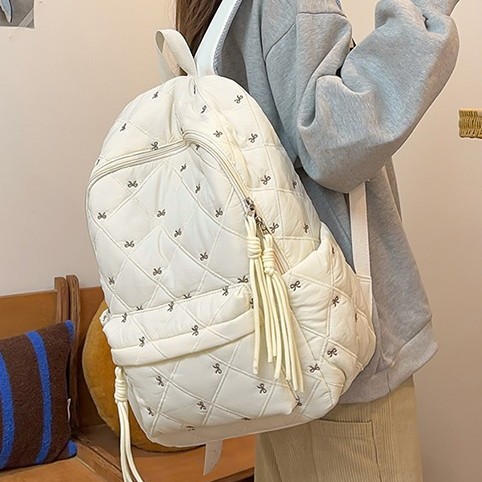 New Korean campus style, versatile for commuting to school, high appearance level, large-capacity embroidered bow backpack Application Scenario