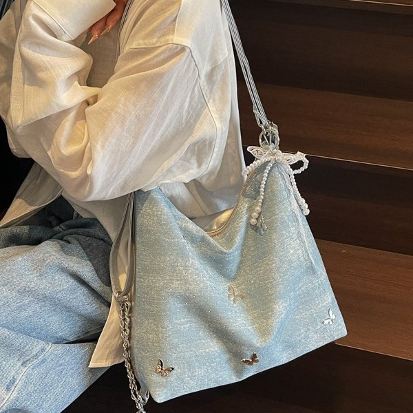 The new denim bag for women in the bag style is eye-catching. It's a casual and versatile single-shoulder fashionable crossbody bag with a Korean version Application Scenario