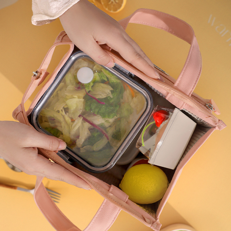 Runhui's new trendy hand-held meal bags, insulated bags for bringing meals to work, student lunch box bags, and outdoor fresh-keeping bento bags Application Scenario