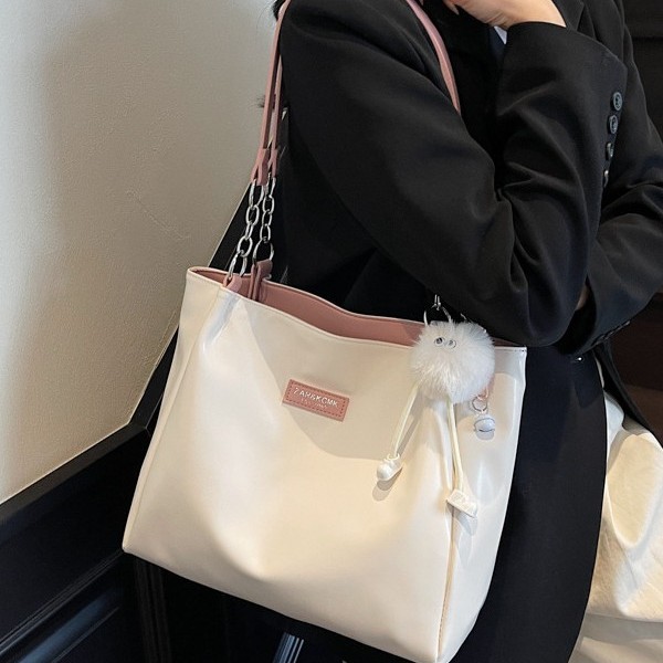 The popular Korean version of the tote bag for college students in 2025, a new trendy single-shoulder bag with a large capacity and a fashionable commuting bag Application Scenario