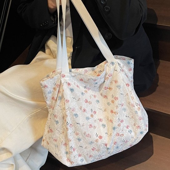 A new Korean floral bucket bag for women, a versatile single-shoulder bag for commuting and a artistic large-capacity tote bag for women Application Scenario