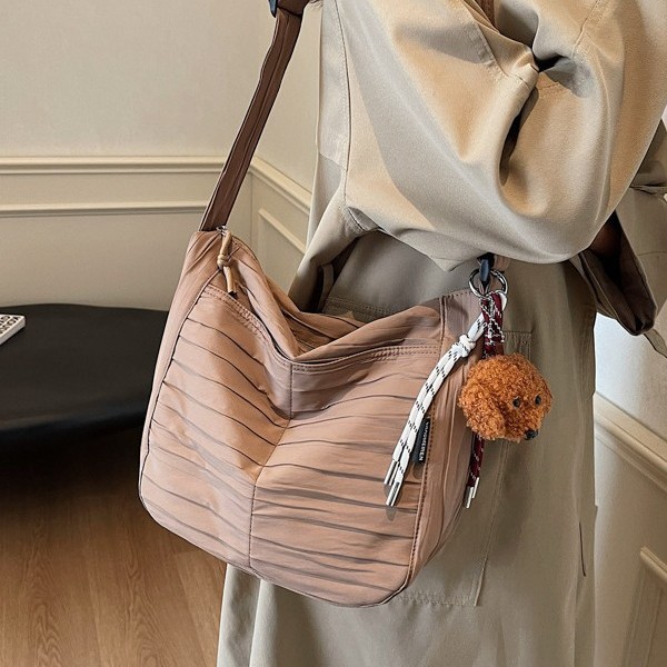 This is a new large-capacity casual bag for women in the autumn and winter of 2024. It features a simple and stylish single-shoulder bag that is versatile for commuting Specification drawing