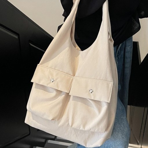 Cross-border retro large-capacity bag for women, 2025 new autumn and winter fashion underarm bag, versatile commuting single-shoulder bag tote Application Scenario