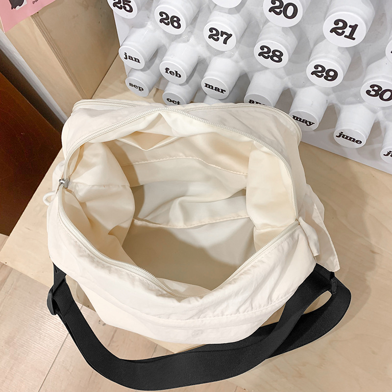 This 2024 new women's crossbody bag is lightweight, casual, and has a large capacity. It's a versatile bag for women to go to work and commute Application Scenario
