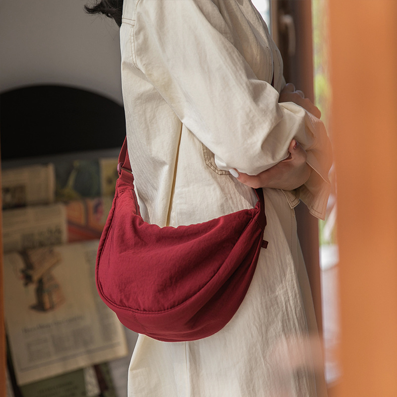 Nylon crossbody bag for women 2021 new style Japanese Instagrammable Instagram lightweight small crossbody bag, underarm bag, simple dumpling bag full figure