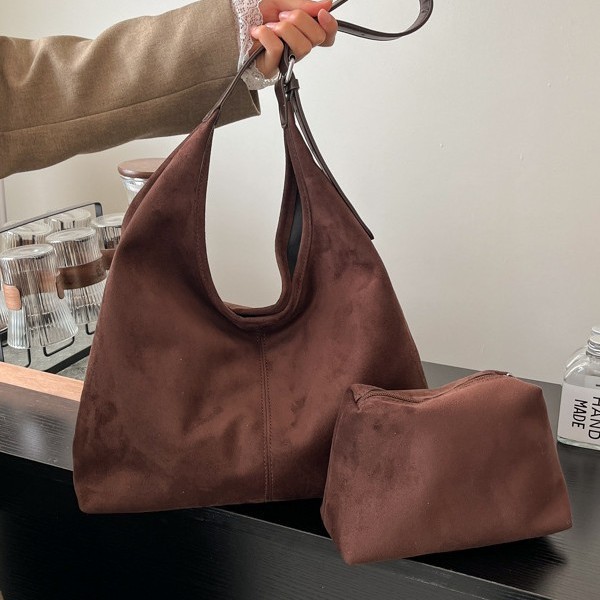 The 2024 new simple and retro large-capacity frosted underarm tote bag for women is a trendy autumn and winter hand-held shoulder bag full figure