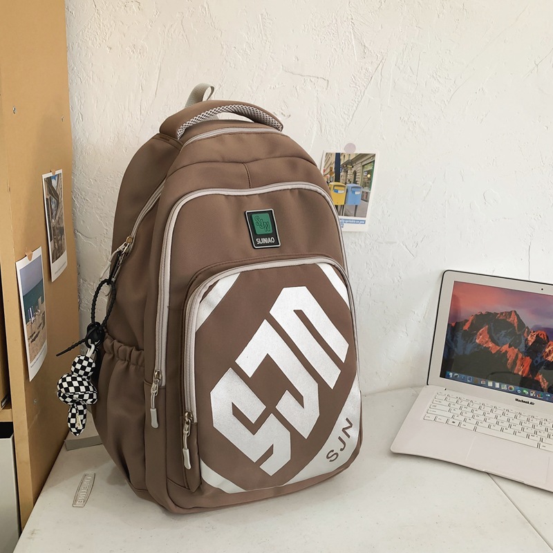 Large-capacity, stylish letter-shaped backpack for college students, lightweight schoolbag for casual travel, travel backpack for reducing burden, study tour bag Application Scenario