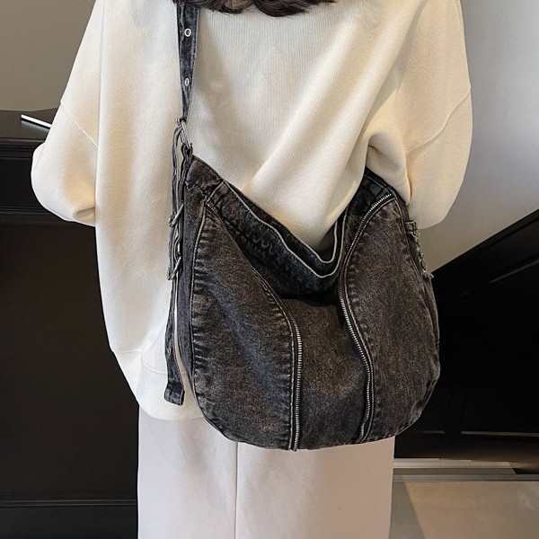 A fashionable new large-capacity single-shoulder, niche design denim casual boyfriend style student class bag crossbody bag Specification drawing