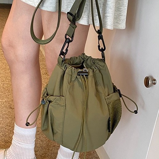 New versatile retro single-shoulder bag, lightweight design, large-capacity bucket bag, niche fashion drawstring writing crossbody bag Application Scenario