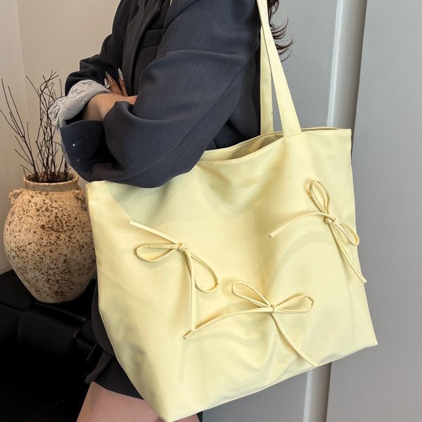 This large-capacity solid-color tote bag is a new summer model for women in 2025. It is a fresh and simple underarm bag with a casual and comfortable texture. It is a large single-shoulder bag full figure