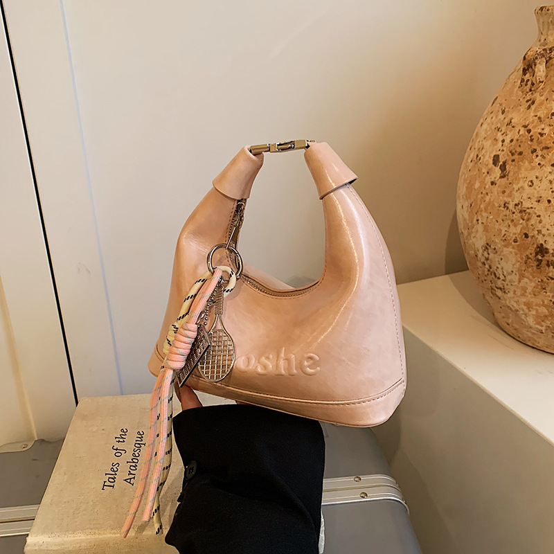 The high-end and niche design of the crescent-shaped bag for women in 2025, a new dumpling bag, is a versatile commuting hand-held shoulder bag details Picture