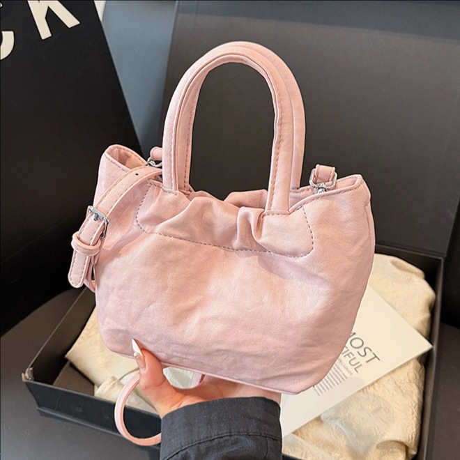 The 2025 new niche design solid-color hand-held bucket bag exudes a sense of sophistication, simplicity and fashion, and is a single-shoulder crossbody bag for commuting full figure