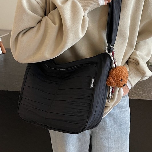 This is a new large-capacity casual bag for women in the autumn and winter of 2024. It features a simple and stylish single-shoulder bag that is versatile for commuting details Picture