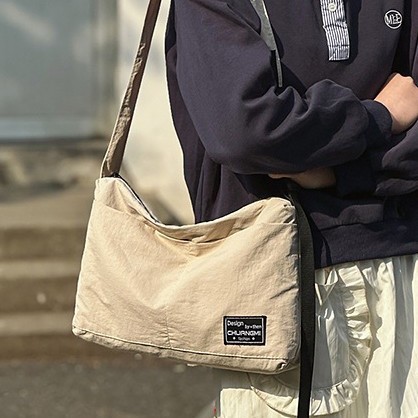 Japanese-style lightweight solid-color crossbody bag, nylon fabric water-resistant single-shoulder bag, mountain-style versatile small square bag, commuter messenger bag details Picture