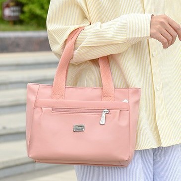 This year, Korean-style handbags are in vogue. The new spring 2025 collection is versatile and stylish, featuring a single shoulder and underarm bag full figure