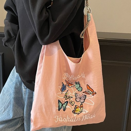 This season's new Japanese-style nylon embroidered bag is fashionable, versatile, and suitable for commuting. It's a niche, large-capacity single-shoulder shopping bag that is trendy for women full figure