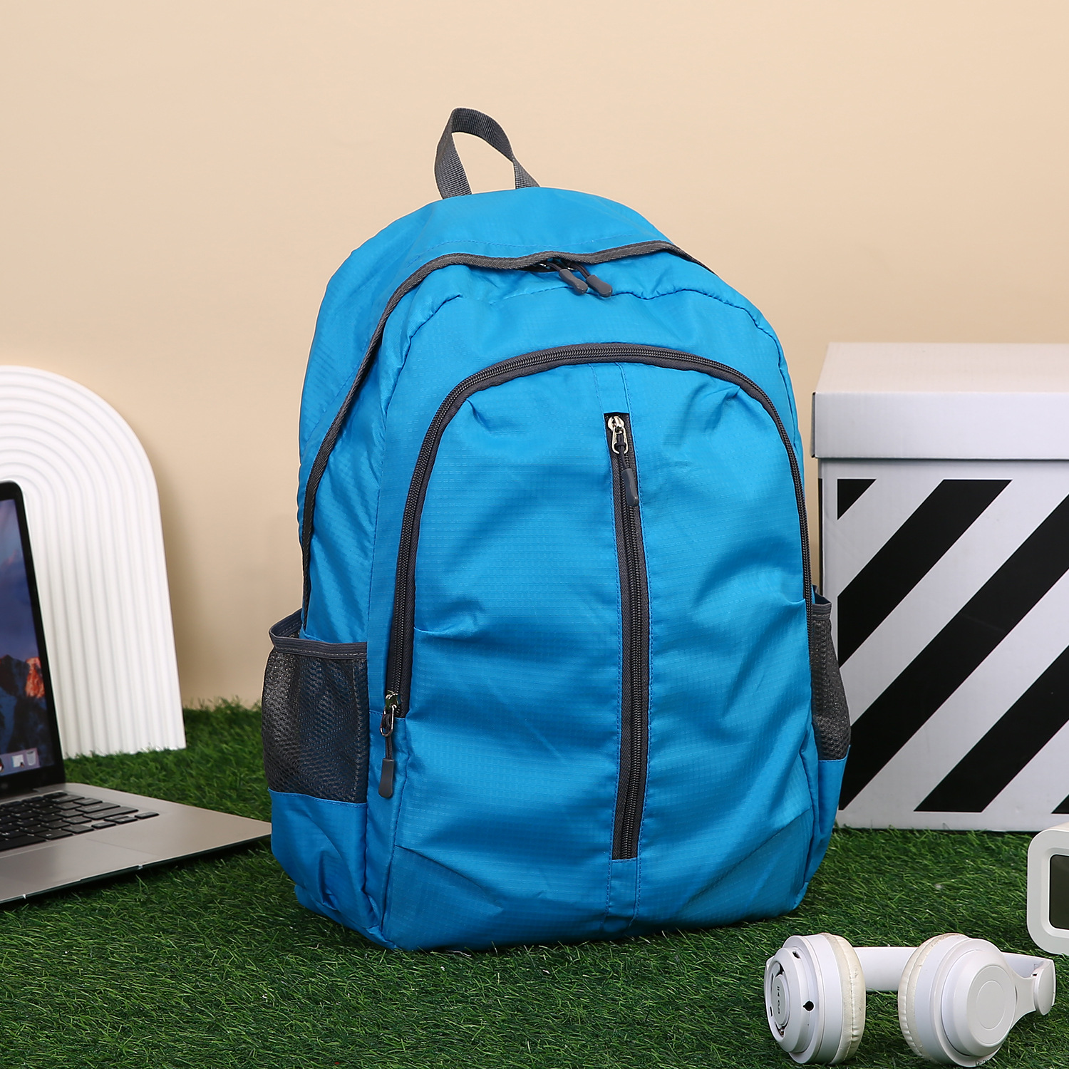 Outdoor travel ultra-lightweight backpack, waterproof sports large-capacity backpack, new spring outing backpack for junior high school students details Picture