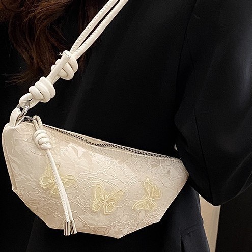 A new Chinese-style underarm bag for women in 2025, with a unique and stylish embroidery, is a single-shoulder crossbody bag for women Application Scenario