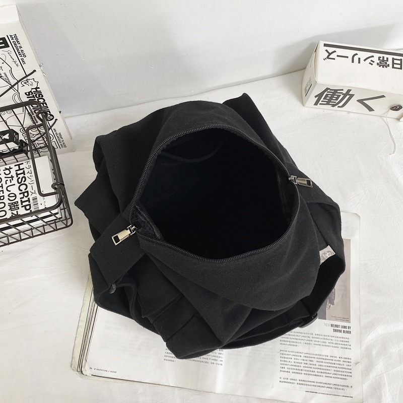 Lazy sail fabric bag, ins Japanese retro, simple and artistic, single-shoulder bag for women's personality, wide shoulder strap crossbody bag Application Scenario