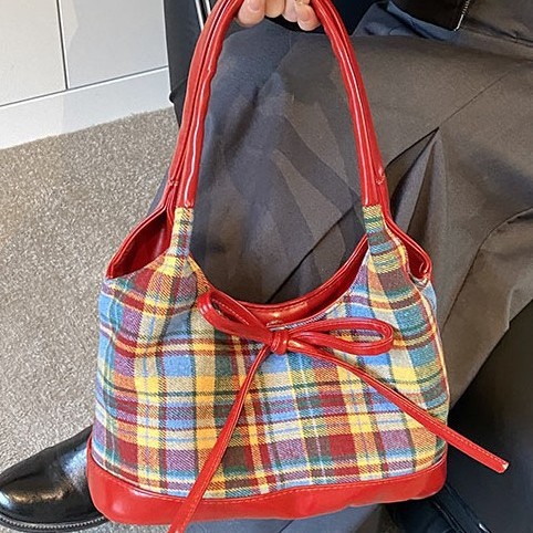 The color-blocking checkered women's spring 2025 stylish single-shoulder bag, large-capacity tote bag, hand-carry and large underarm bag trend full figure