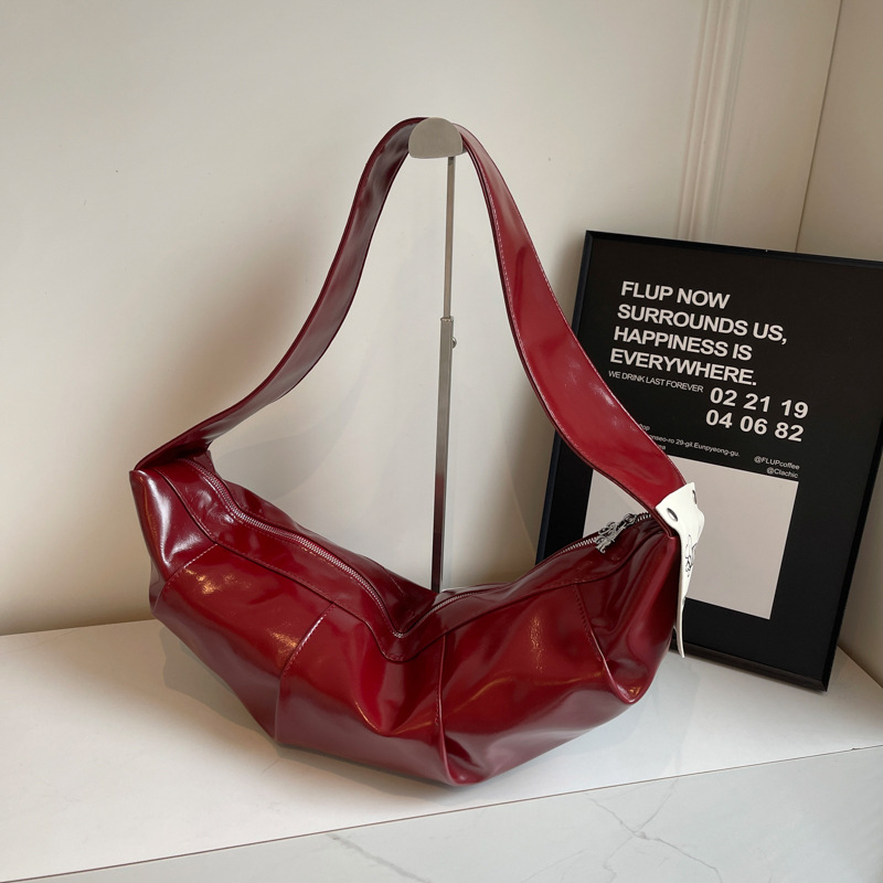 This year, niche design bags are in fashion. The 2024 new women's bags are stylish and versatile, including crossbody bags, single-shoulder underarm half-moon bags details Picture