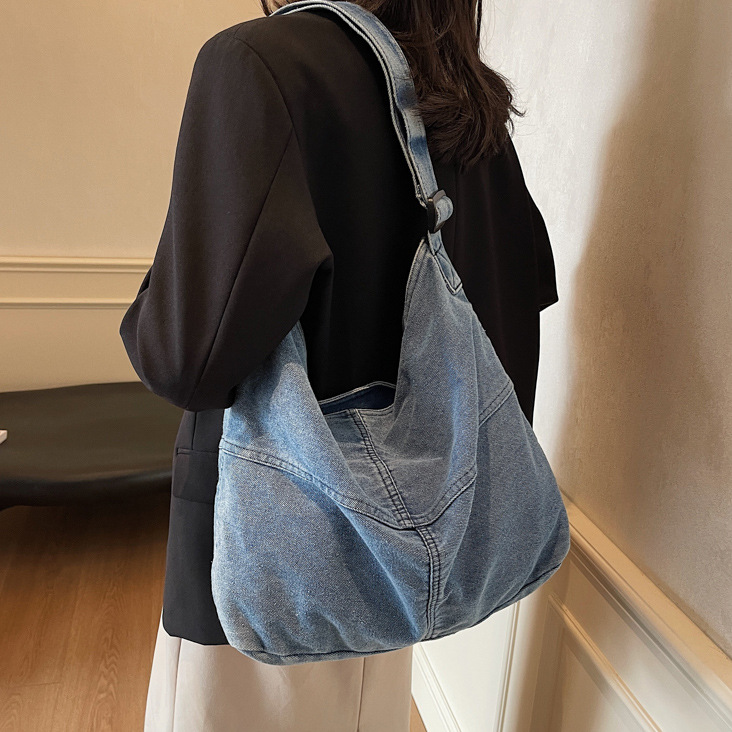 Retro and fashionable large-capacity denim tote bag 2024 new artistic style college student commuting and class single-shoulder bag full figure