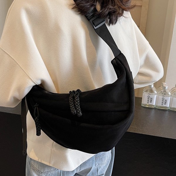Korean autumn and winter retro niche dumpling bag 2024 new high-end texture crescent-shaped commuting single-shoulder crossbody bag Application Scenario